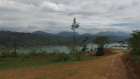 vista del lago o el río desde las colinas de tierra