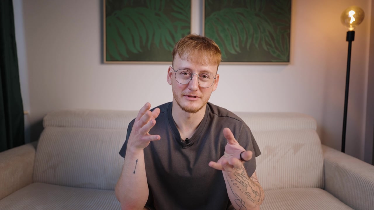 Selvsikker ung iværksætter vlogger på en sofa i et moderne hjemmeinteriør