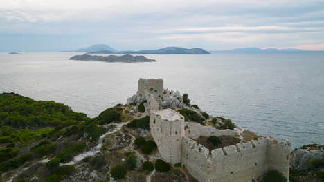 Drone-Pullback-Riser-Enthüllt-Die-Mittelalterliche-Burg-Von-Kastellos-Mit-Blick-Auf-Die-Ägäis