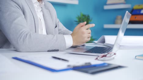 hombre de negocios estresado y emocionado esperando buenas noticias.