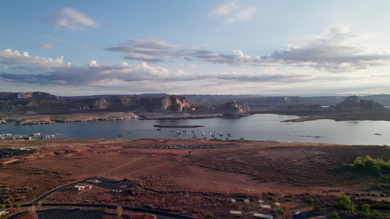 미국 유타주 파웰 호수의 마법 같은 드론 샷