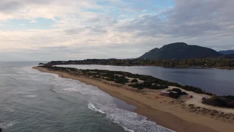 panorama perfecto de vuelo aéreo de drones sobre vista toma de drones de cielo místico y nubes al atardecer sobre un paraíso naturaleza salvaje playa de ensueño corfú grecia otoño de 2021