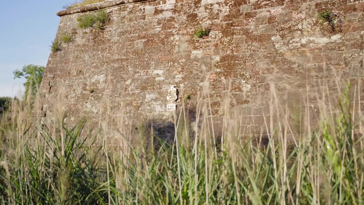 Veduta dettagliata di un emblema storico con un'iscrizione esposto sull'antica parete di fortificazione in pietra presso il Ravelin V a Saarlouis, Germania.