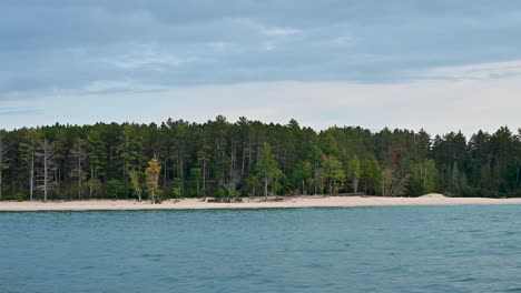 Abgebildete-Felsen-National-Lakeshore-Chapel-Strand-Und-Waldgrenze