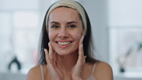 Mujer-Sonriente-Disfrutando-Del-Retrato-Del-Baño-De-Condición-De-La-Piel.-Chica-De-Belleza-Tocando-La-Cara