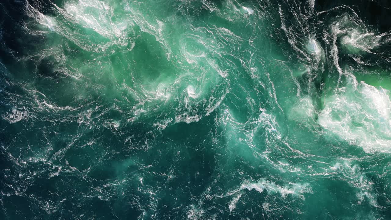 las olas azules de agua del río y el mar se encuentran durante la marea alta y la marea baja.