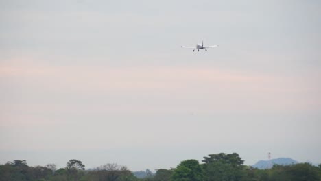 Piper-Flugzeug-Beendet-Den-Start-In-Zeitlupe-2