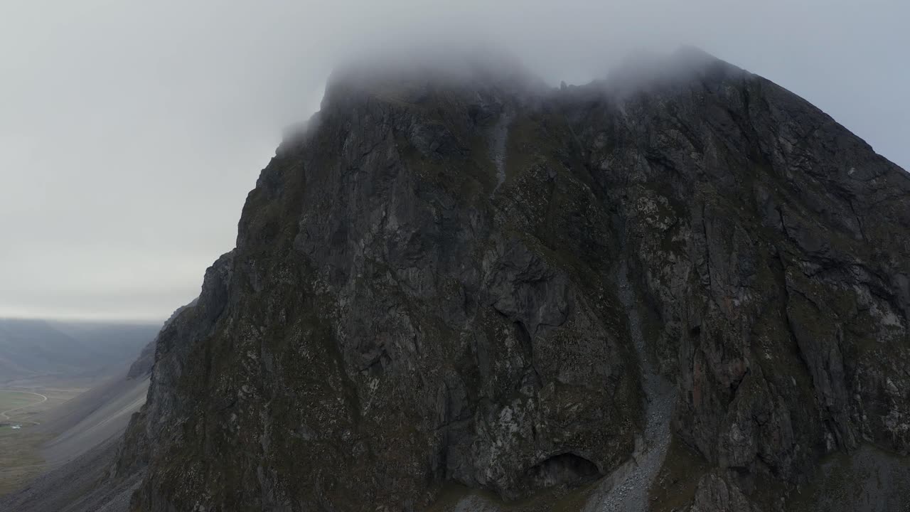 montaña de granofiros de color oscuro en la cordillera de eystrahorn en islandia, antena
