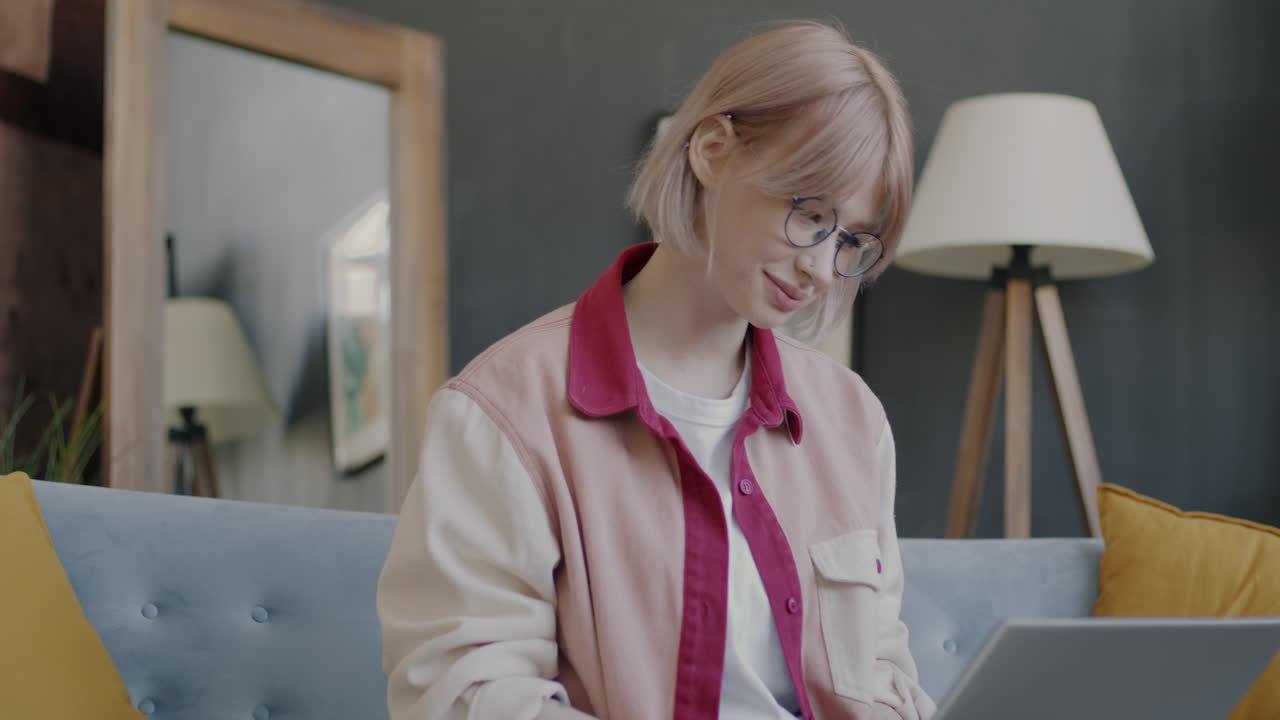 молодая женщина работает на ноутбуке дома