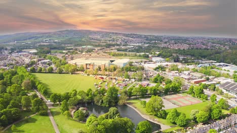 Amplia-Toma-Aérea-Con-Vistas-Al-Estadio-De-Hillsborough-Y-A-La-Ciudad-De-Sheffield-Al-Atardecer