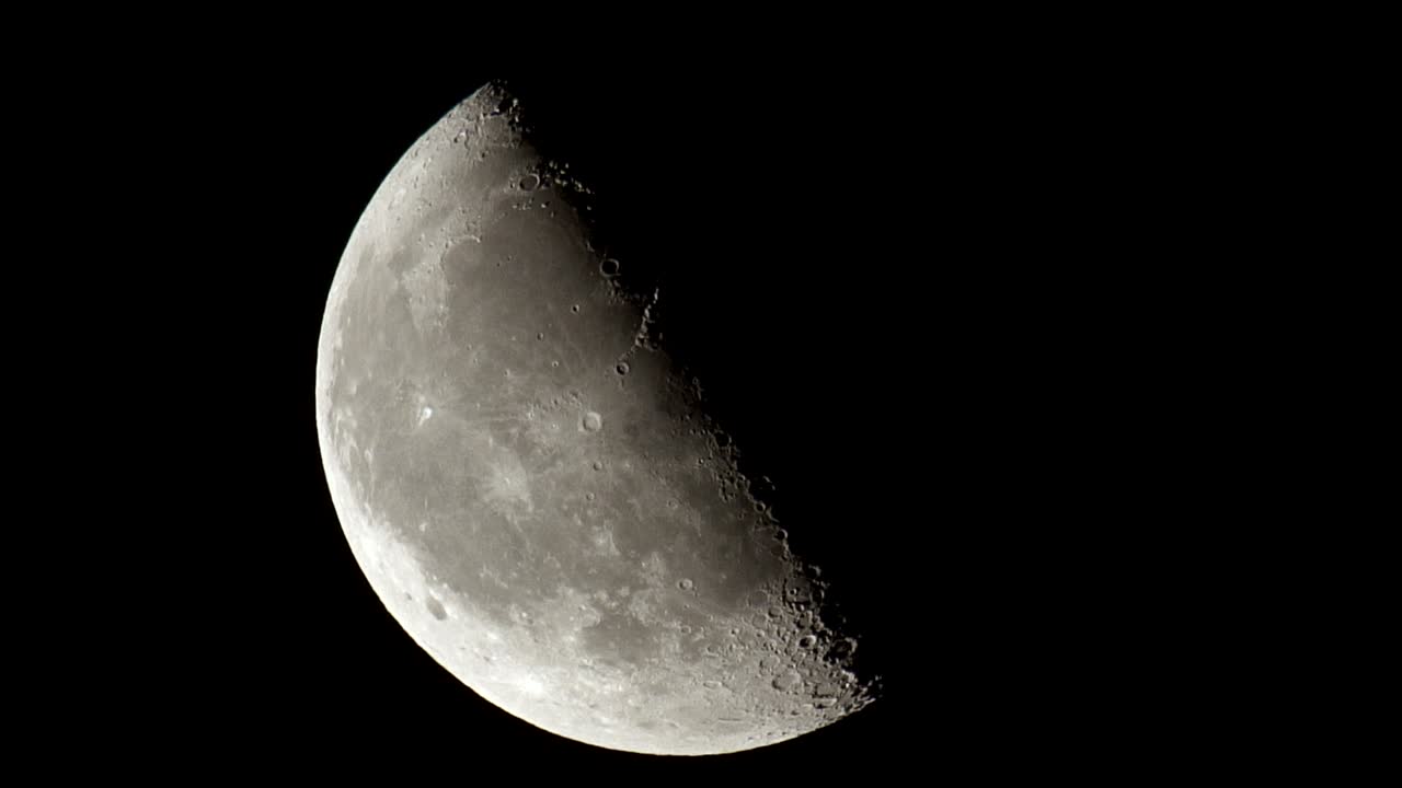 la superficie de la luna sobre el fondo negro