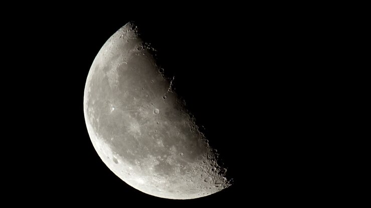 A superfície da lua em fundo preto