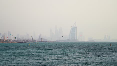 Dutzende-Von-Kitesurfern-Genießen-Den-Kite-Beach-Vor-Der-Skyline-Von-Dubai