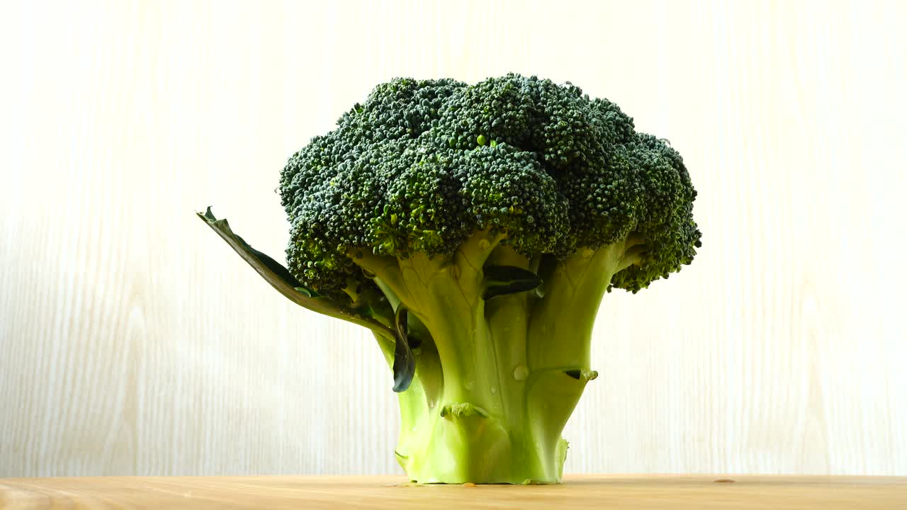 Riprese di broccoli in movimento. Tagliere.