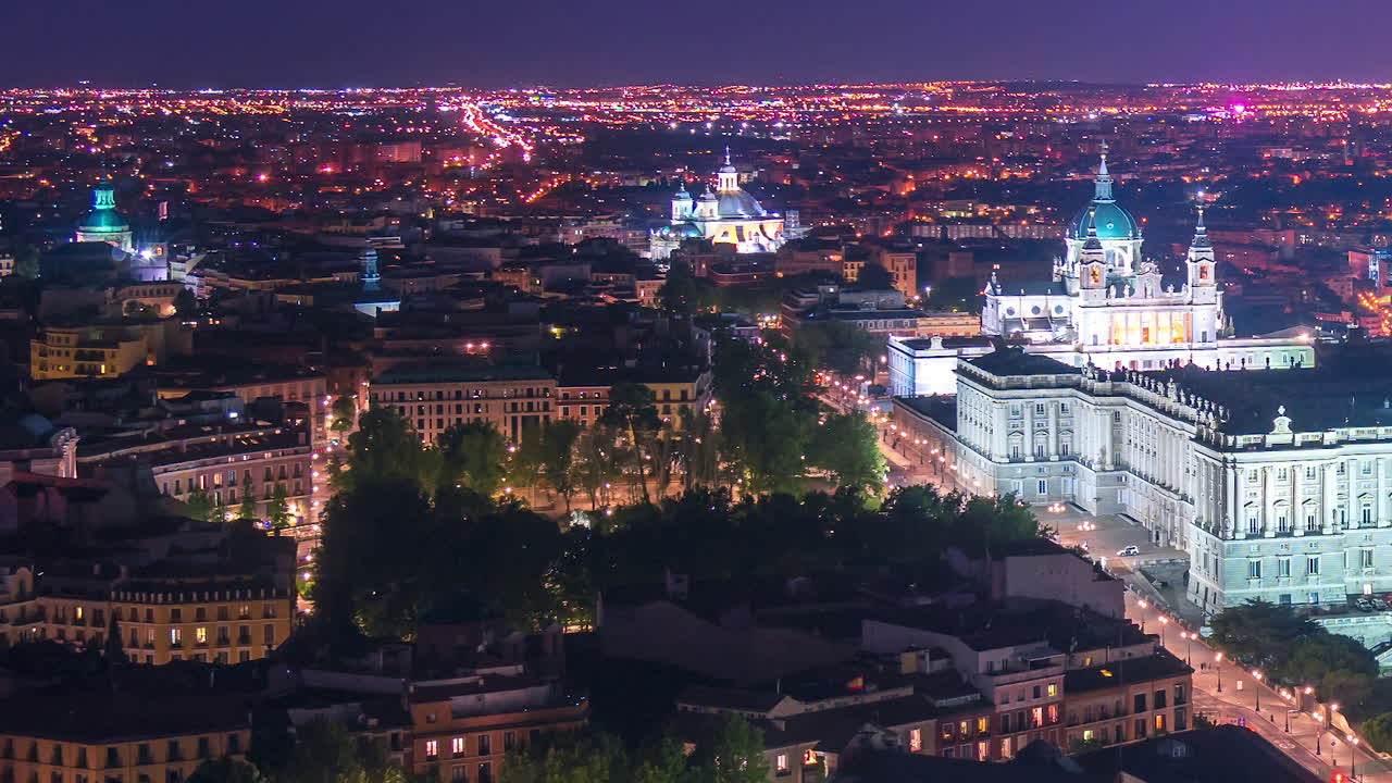 timelapse del palacio real de madrid y la catedral de la almudena por la noche