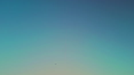Vogelflug-Unter-Dem-Blauen-Himmel-Und-Sonnenuntergang-über-Dem-See