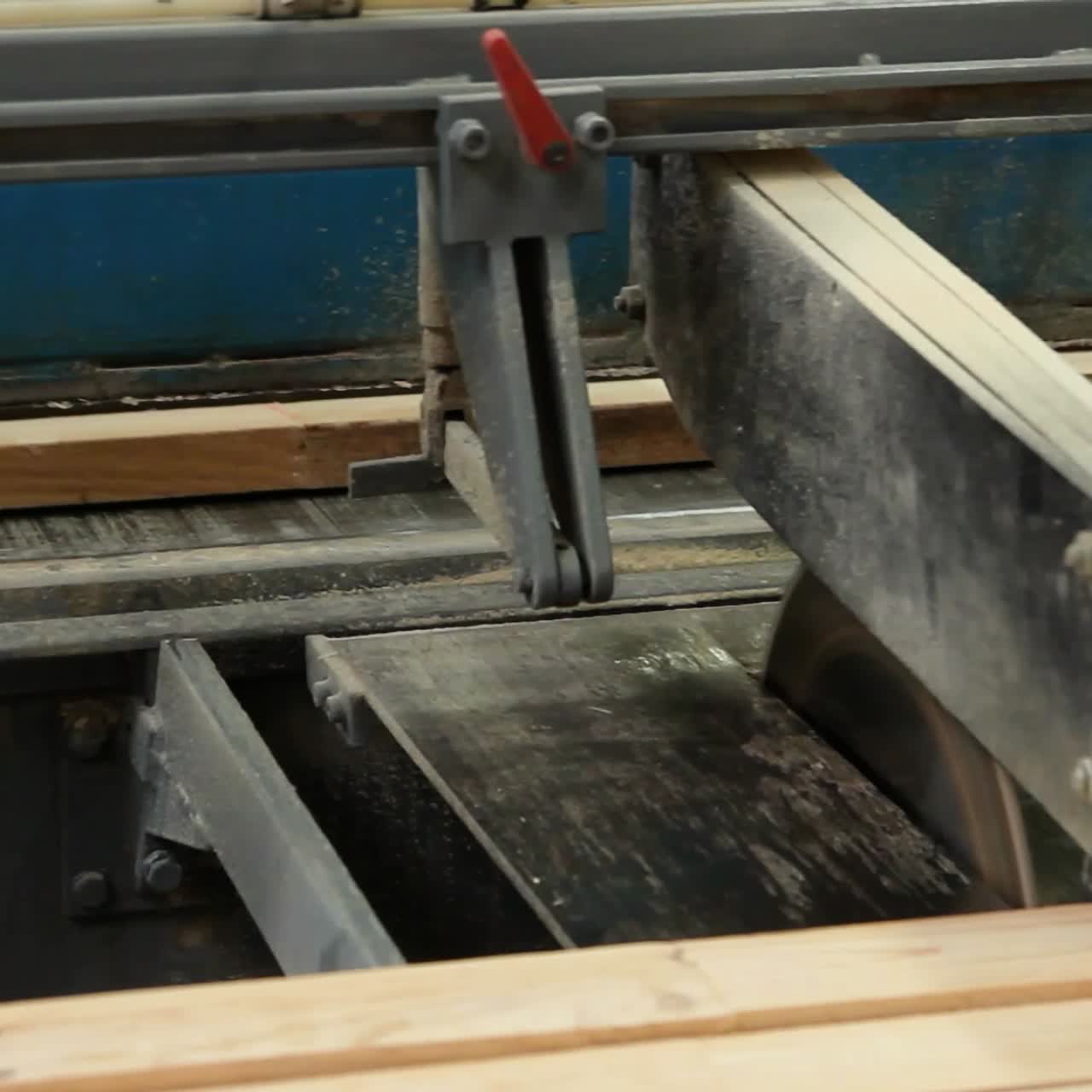 producción de tableros para pisos en la fábrica