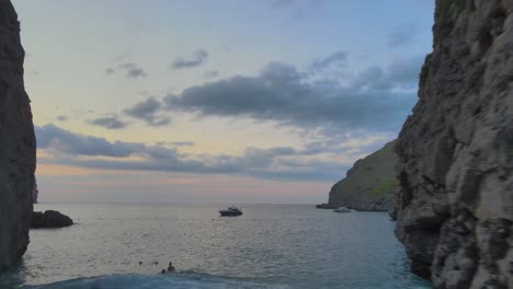 Fliegen-In-Richtung-Mittelmeer-Zwischen-Felsformationen-Am-Torrent-De-Pareis,-Sa-Calobra,-Mallorca-An-Einem-Sonnigen-Tag