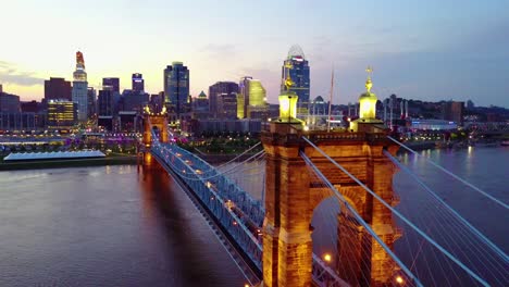 Una-Hermosa-Toma-Aérea-De-La-Tarde-De-Cincinnati,-Ohio,-Con-El-Puente-Que-Cruza-El-Río-Ohio-En-Primer-Plano-6