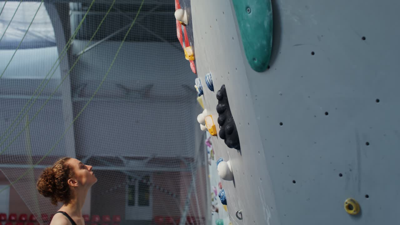 mujer escalando rocas