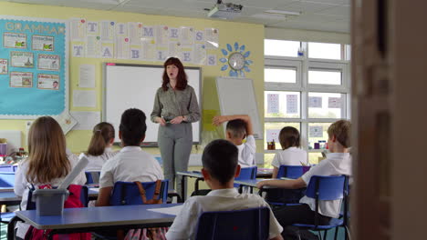 Alumnos-En-Clase-Con-El-Profesor-Respondiendo-Una-Pregunta-Tomada-En-R3d.