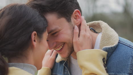 primer plano de una pareja amorosa transgénero disfrutando de un paseo en el campo de otoño o invierno