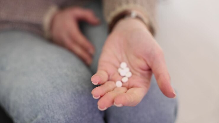píldoras mano que sostiene