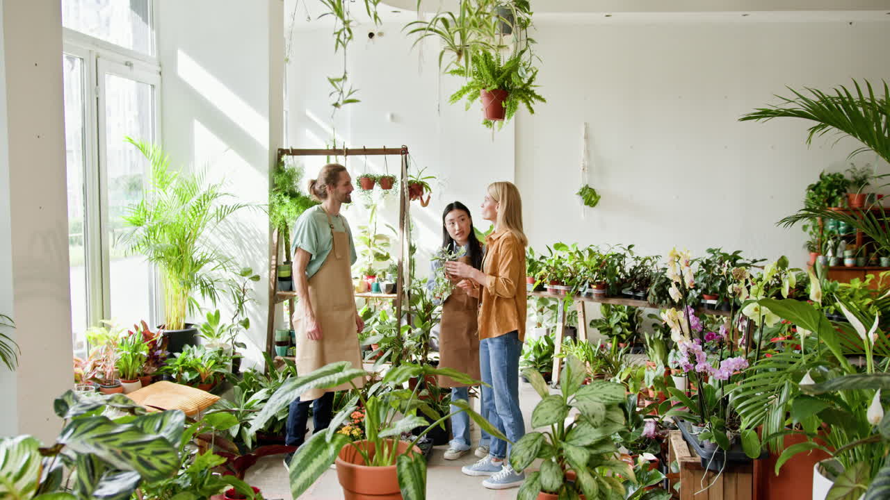 Personas comprando en una tienda de plantas