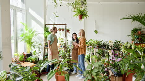 gente comprando en una tienda de plantas