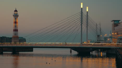 Brücke-Und-Leuchtturm-Am-Abend