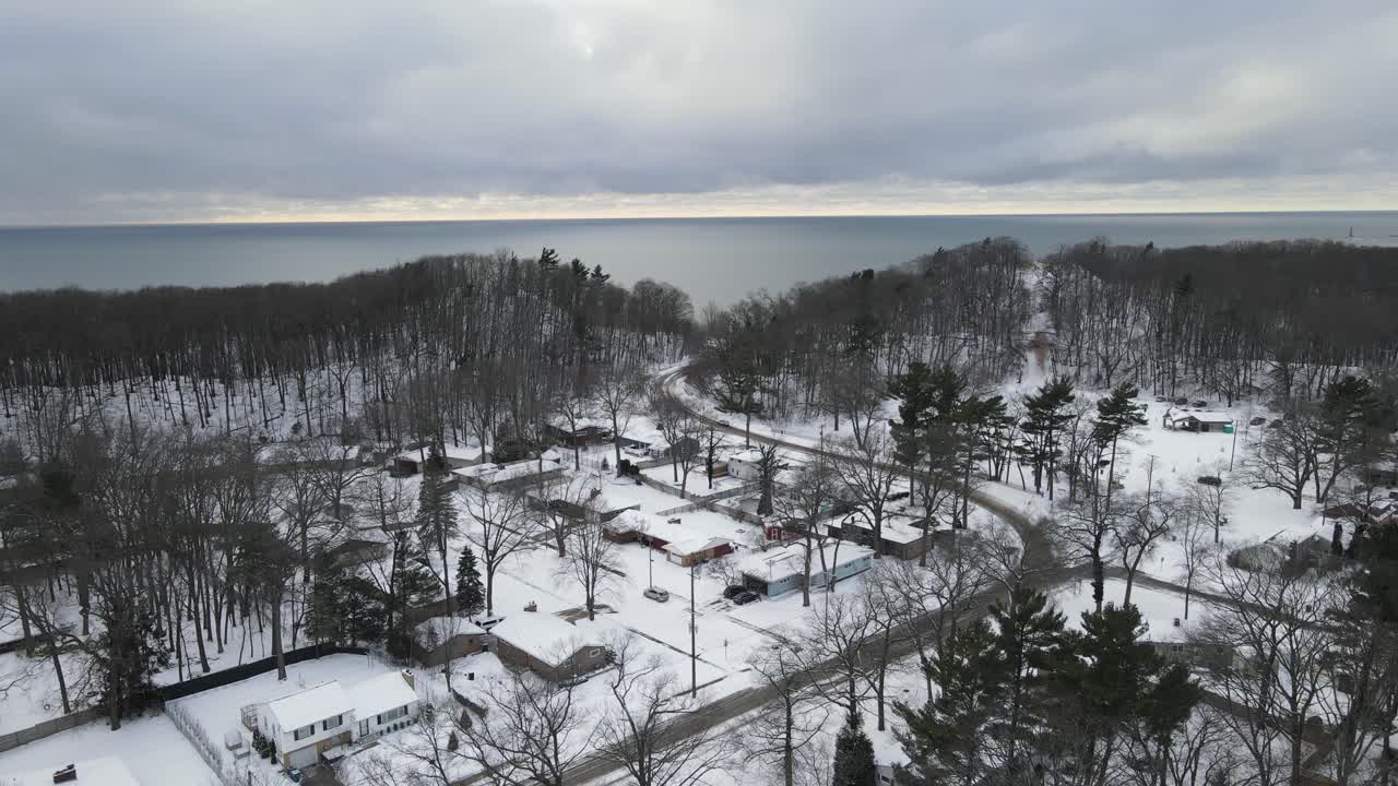 camión aéreo a las playas cubiertas de nieve en muskegon durante el comienzo del invierno