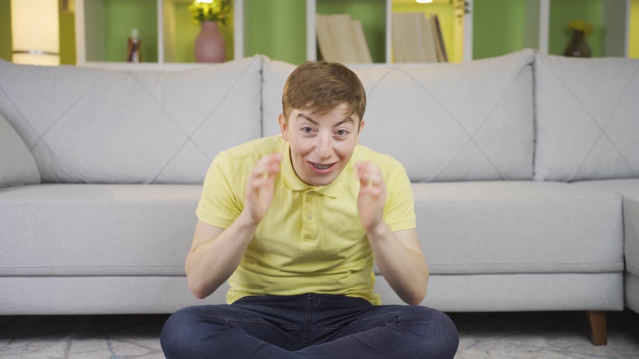 그 청년은 행복하고, 기 ⁇ 과 흥분으로 가득 차 있습니다.