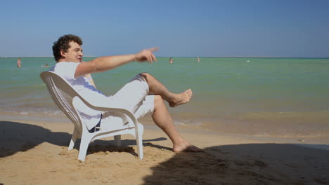 Phone-talk-on-the-beach