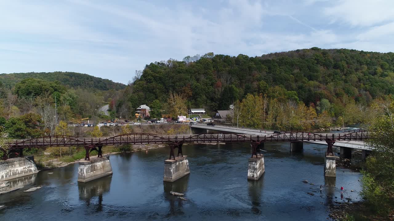 una vista de sobrevuelo inverso del río youghiogheny en ohiopyle, pennsylvania
