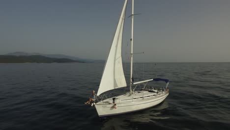 velero en el mar