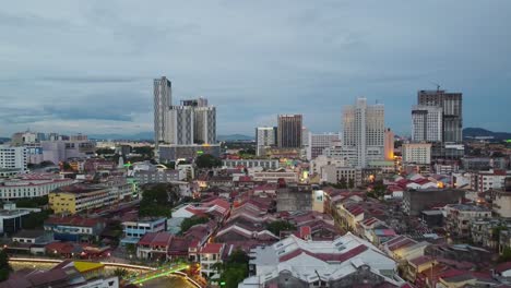 Absteigende-Luftaufnahme-über-Der-Stadt-Melaka-Mit-Malakka-Fluss-Und-Wolkenkratzer-Am-Abend