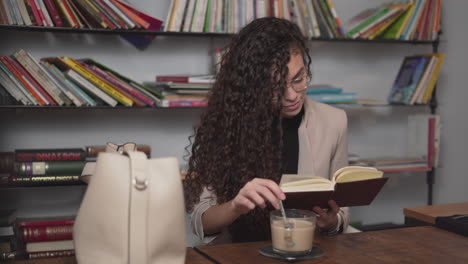 mujer leyendo en un café