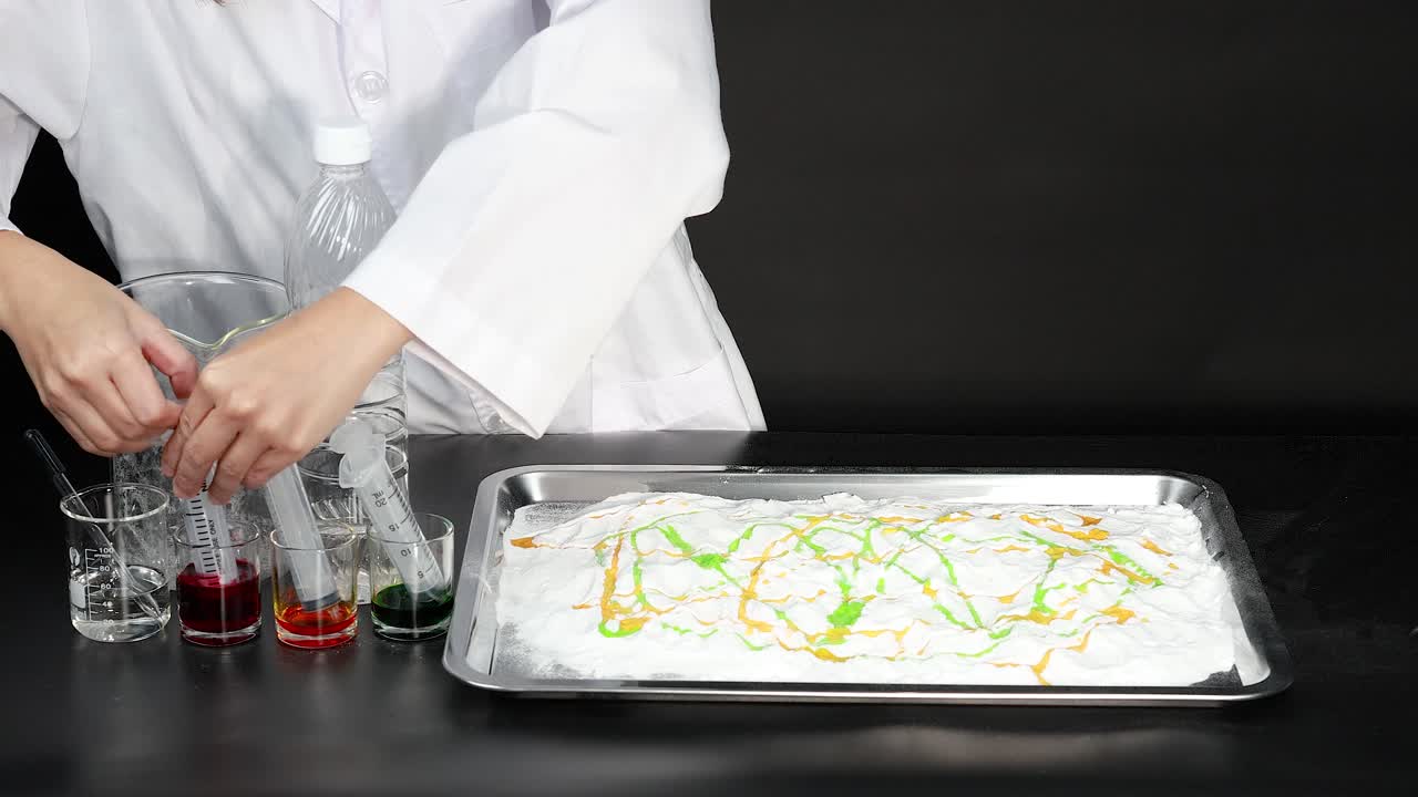 experimento científico con bicarbonato de sodio y colorante alimentario