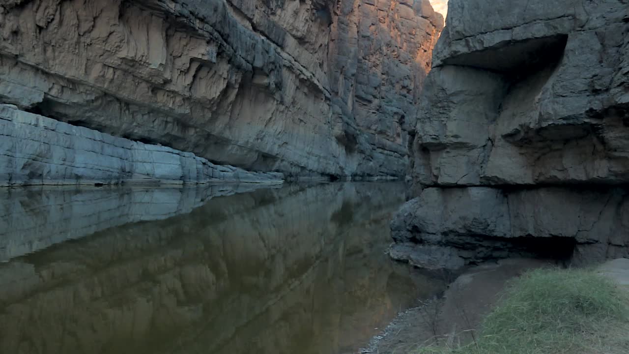 río que refleja el corredor del acantilado rocoso erosionado en big bend canyon, texas