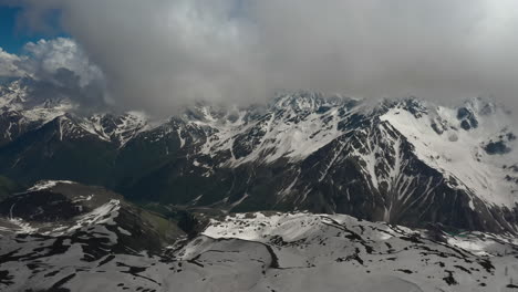 Flug-Durch-Bergwolken-über-Wunderschöne-Schneebedeckte-Gipfel-Von-Bergen-Und-Gletschern.