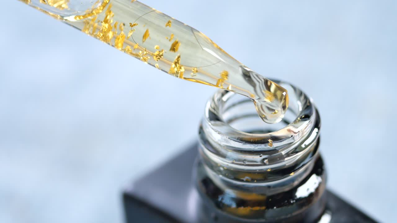 pipeta y aceite en un pequeño recipiente sobre la mesa ,