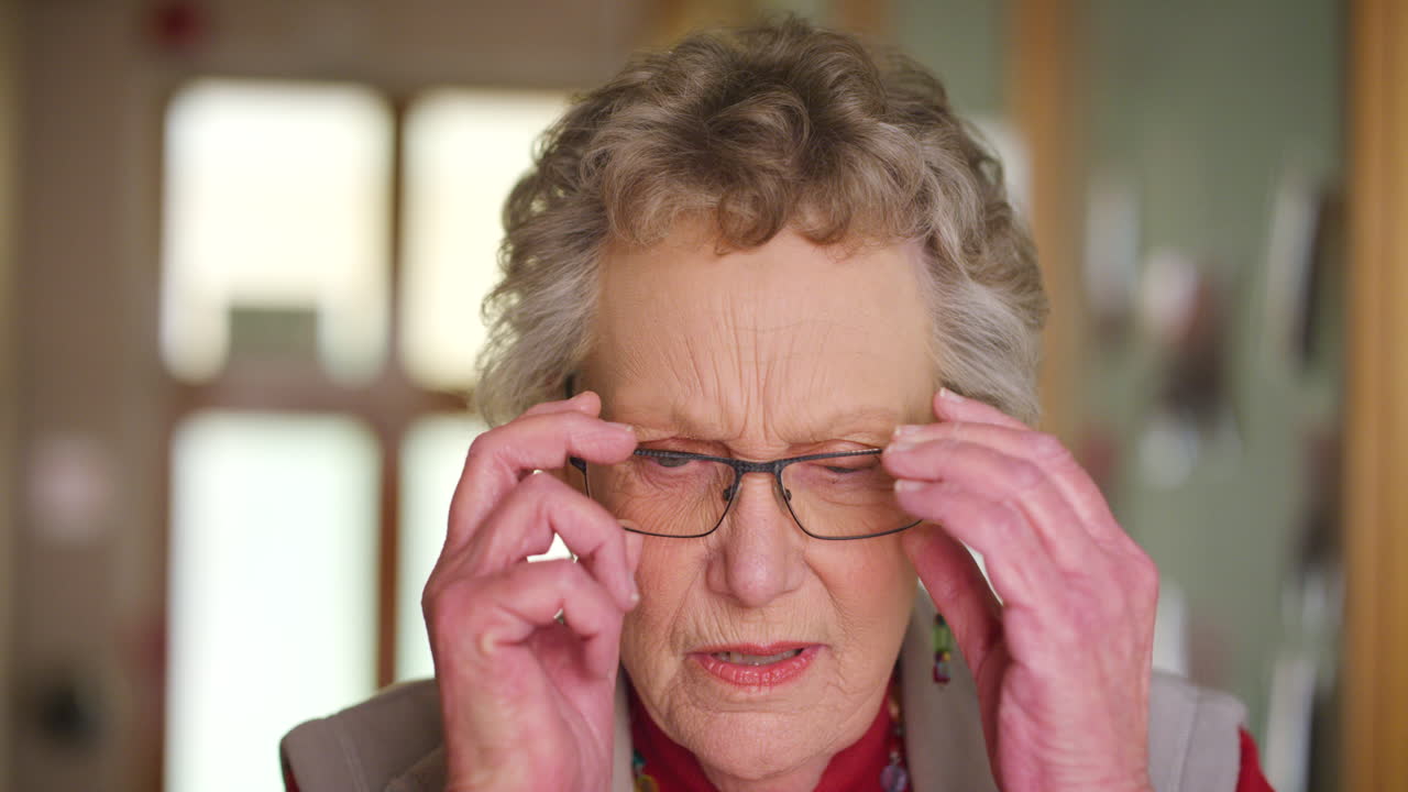 dolor de cabeza senior, gafas y mujer cansada