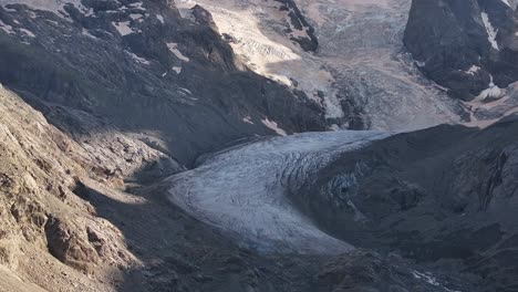 glaciar morteratsch que serpentea a través de las montañas de val morteratsch cerca de pontresina