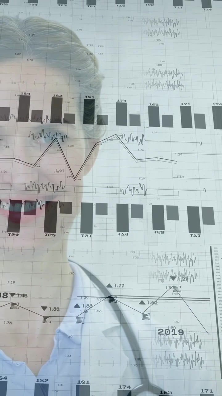 Video verticale: Dottoressa che tiene un tablet mentre la telecamera si sposta verso l'alto, grafici che appaiono sul busto per dati sanitari.