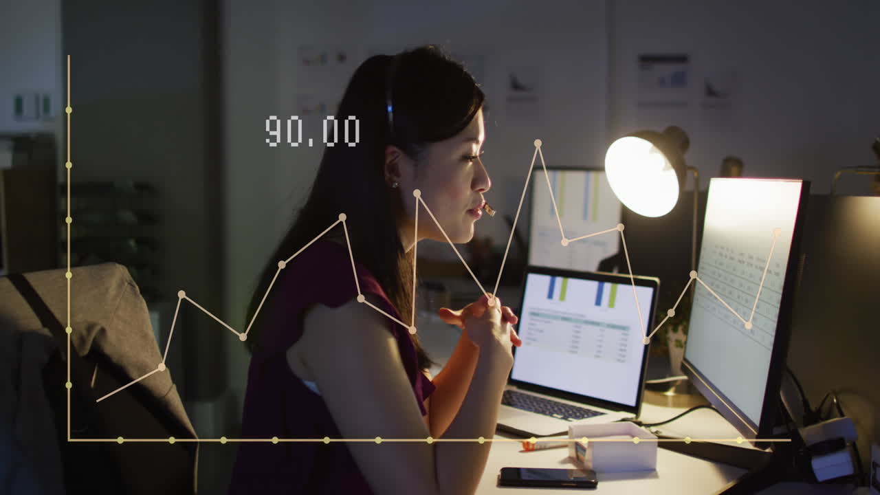 animación del procesamiento de datos financieros sobre una mujer de negocios asiática que trabaja en la oficina
