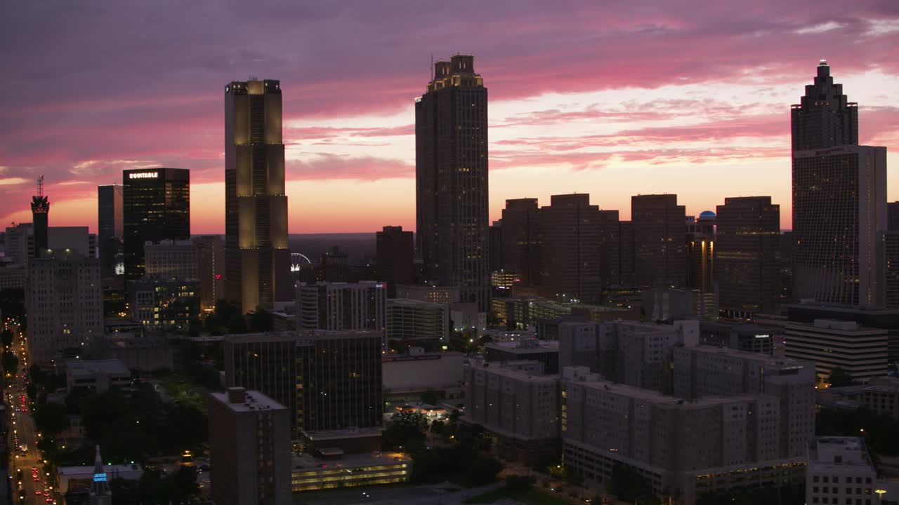 imagen aérea del centro de atlanta al atardecer.