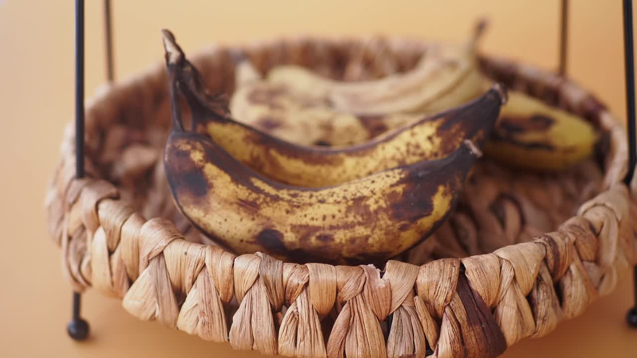 cerca de plátanos demasiado maduros en una canasta
