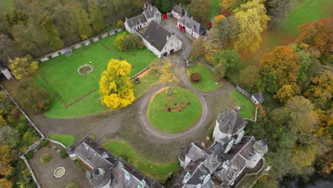 el castillo de vianden se encuentra en la ciudad de vianden, en el norte de luxemburgo