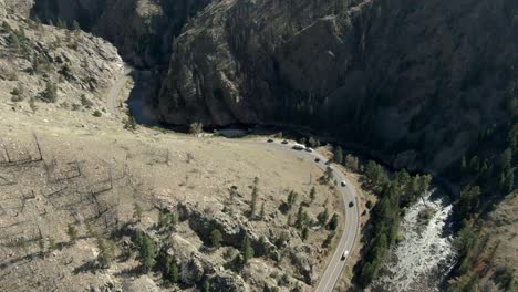 antena sobre la carretera en el cañón junto al río con coches circulando en colorado