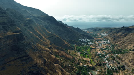 Agaete-Desde-Arriba:-La-Belleza-Del-Valle-Y-Las-Montañas-Circundantes-En-Gran-Canaria